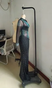 Detalle de los patrones de diamantes de imitación azules y blancos en un vestido de noche.