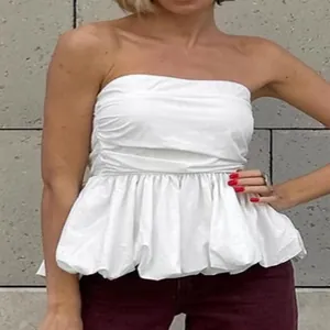 Κομψό λευκό στράπλες peplum τοπ με σούρες στο στήθος και φαρδύ τελείωμα για το καλοκαίρι