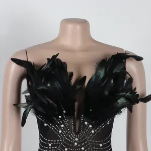 Detailansicht eines sexy Bodycon-Kleides mit schwarzen Federn, Perlen und Strass