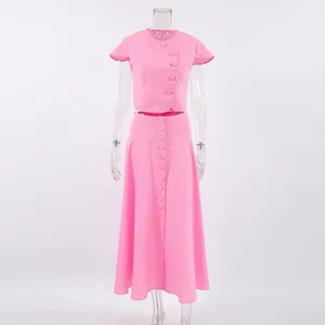 Detailansicht eines eleganten rosa Zweiteilers mit Kurzarm-Oberteil und A-Linien-Rock