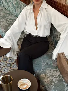 Blusa de satén blanco de estilo francés con mangas acampanadas y cuello de solapa