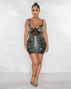 Vestido mini ajustado y sexy con brillantes patrones de strass para salir de noche