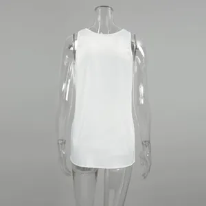 Nahaufnahme der Rückansicht eines weißen Satin-Tops auf einem transparenten Modell-Mannequin