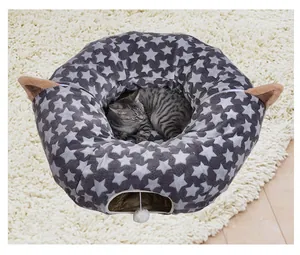 Detailansicht eines faltbaren grauen Katzen-Tunnels mit Sternenmuster und Katze