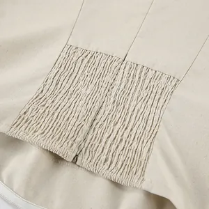 Detailaufnahme des gesmokten Gummizug-Panels und des Reißverschlusses am Leinenkleid