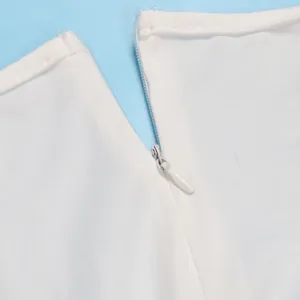 Vista dettagliata di una cerniera invisibile di qualità su un body elastico bianco