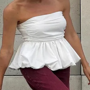 Κομψό γαλλικό λευκό στράπλες peplum τοπ με πτυχώσεις για καλοκαιρινή μόδα