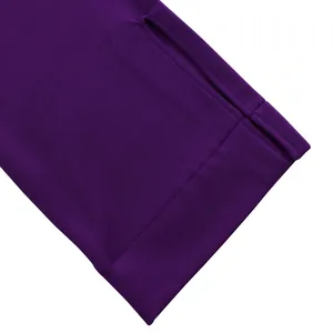 Vue détaillée d'une manche de robe violette avec une conception de passe-pouce