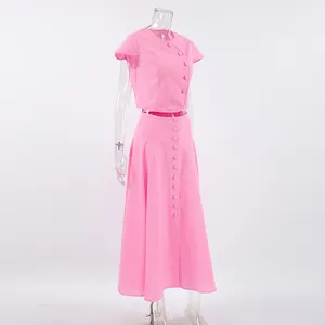 Seitenansicht eines rosa französischen Zweiteilers mit Crop-Top und A-Linien-Midirock.
