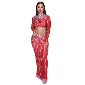 Gedetailleerde weergave van rode tweedelige feestoutfit met strass-ontwerp en crop top