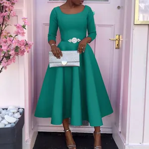 Elegantes türkisblaues A-Linien-Abendkleid mit 3/4-Ärmeln und glitzernder Taille.