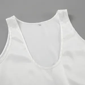 Nahaufnahme eines weißen Satin-Camisoles mit tiefem V-Ausschnitt und Seidentextur