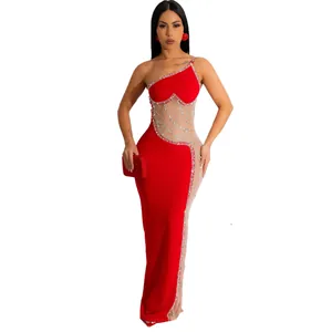 Elegante abito lungo rosso monospalla con perle strass e pannelli in rete velata
