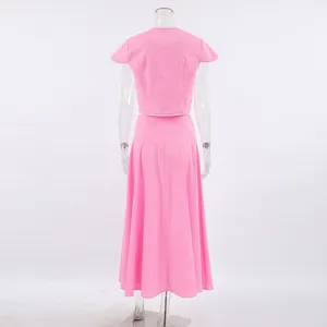 Rückansicht eines eleganten rosa Zweiteilers mit Crop-Top und A-Linien-Maxirock.