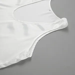 Detailansicht eines weißen Satin-Tops mit V-Ausschnitt, Stoffstruktur und Saumdetails