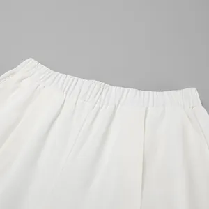 Détail rapproché du pantalon en coton et lin blanc avec ceinture élastique confortable