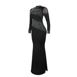 Detalle de un vestido largo ajustado negro con elegantes adornos de pedrería brillante