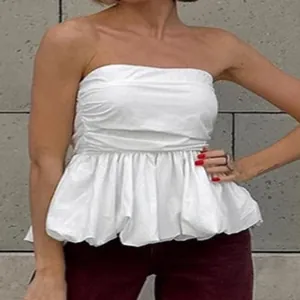 Κομψό λευκό στράπλες peplum τοπ με σούρες στο στήθος και εντυπωσιακό φουσκωτό τελείωμα