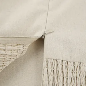 Detailaufnahme des verdeckten Reißverschlusses am khakifarbenen Baumwoll-Leinenkleid