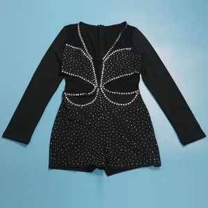 Dettaglio di un body sexy nero a maniche lunghe con strass e ritagli decorativi per donne