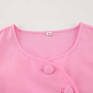 Detailansicht eines rosa Oberteils im französischen Stil mit Knöpfen und M-Größenetikett
