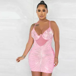 Vista frontal del vestido rosa con pedrería, panel de malla transparente y tirantes finos