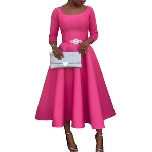 Elegantes rosa ausgestelltes Abendkleid in Midilänge mit dekorativem Kristallgürtel