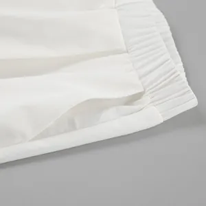 Détail du pantalon blanc en coton et lin avec taille élastique et poche latérale