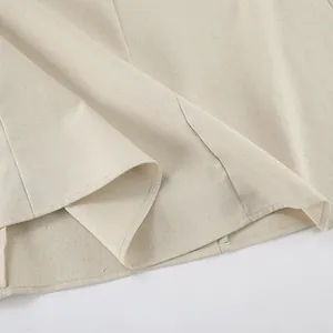 Makrodetail der natürlichen Textur von khakifarbenem Baumwoll-Leinen-Stoff bei einem Kleid
