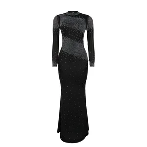 Detalle de elegantes patrones de diamantes en un vestido de noche