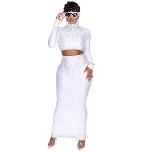Elegante witte tweedelige feestjurk met strass, crop top met lange mouwen en lange rok