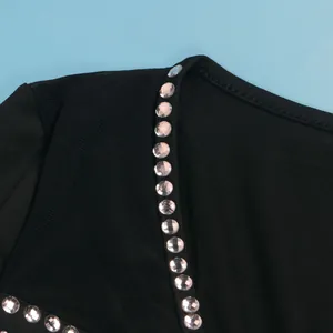 Primo piano dettagliato di strass scintillanti su tessuto a rete nero elasticizzato