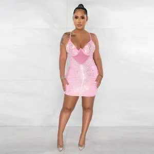 Vista frontal de un vestido ajustado rosa sexy con brillantes detalles de strass