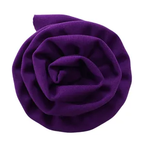 Gros plan détaillé d'une fleur en tissu violette pour une robe africaine élégante