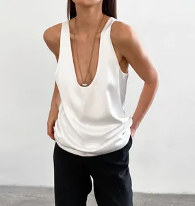 Detailansicht eines eleganten weißen Satin-Tops mit tiefem V-Ausschnitt und Seidentextur