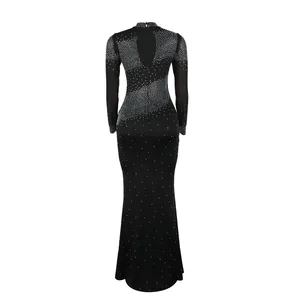 Vista trasera de vestido maxi negro ajustado con pedrería, mangas de malla y espalda abierta