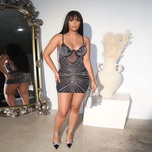 Vista completa de un vestido ajustado negro con intrincados patrones de pedrería.