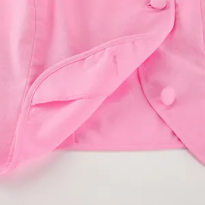 Nahaufnahme der rosa eleganten französischen Oberteil-Details mit Saum und Textur