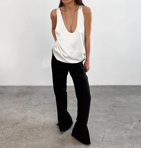 Eleganter weißer Satin-Tanktop mit tiefem V-Ausschnitt im lockeren minimalistischen Stil