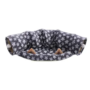 Faltbares, graues Plüsch-Katzenbett mit weißem Sternenmuster und weichen Pompon-Spielzeugen