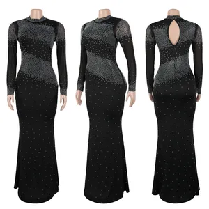Tres vistas de un vestido largo negro sexy con pedrería, espalda descubierta y mangas.