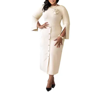 Robe fourreau beige grande taille avec fleur décorative et manches cloche