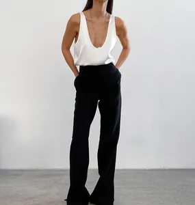 Nahaufnahme eines weißen Satin-Tops mit tiefem V-Ausschnitt im minimalistischen Look.