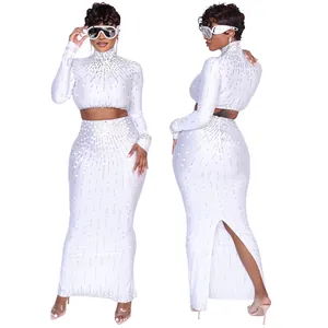 Prachtige witte tweedelige jurk met zilveren strass-steentjes en maxi-rok met split.