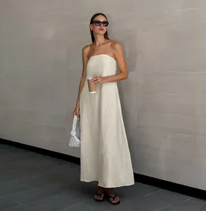 Elegantes trägerloses Maxikleid aus Baumwolle und Leinen für den Sommerurlaub.