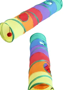 Detailansicht des Regenbogen-Katzentunnels mit mehreren Löchern und einer Spielzeugkugel