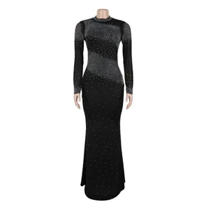 Elegante vestido largo negro con patrones de pedrería brillante y mangas de malla