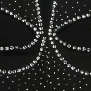 Dettaglio ravvicinato di strass su una tuta nera trasparente con ritaglio molto sexy