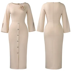 Vue de face et de dos d'une robe moulante beige élégante avec une fleur et des boutons