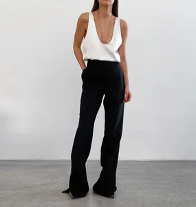 Eleganter weißer Satin-V-Ausschnitt-Tanktop für Damen im lockerem minimalistischen Stil